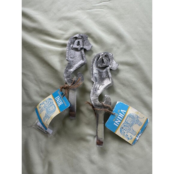 NWT Pair Cast Aluminum 3 Dimensional Art Textured Seahorse Decor Wall Hooks - Picture 3 of 3